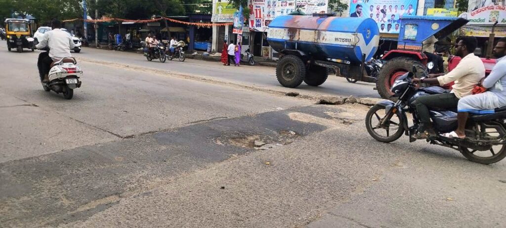 ಸಿಂಧನೂರು: “ಶಹರ ಪೊಲೀಸ್ ಸ್ಟೇಶನ್ ಮುಂದೆಯೇ ಆಕ್ಸಿಡೆಂಟ್ ಸ್ಪಾಟ್ !!” 2 Namma Sindhanuru Click For Breaking & Local News