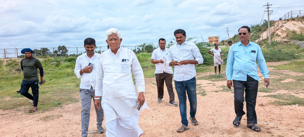 ಸಿಂಧನೂರು: ಶಾಸಕ ಹಂಪನಗೌಡರಿಂದ ಉದ್ದೇಶಿತ ಪದವಿ ಮಹಾವಿದ್ಯಾಲಯದ ಹೊಸ ಕಟ್ಟಡ ನಿರ್ಮಾಣದ ಜಾಗ ಪರಿಶೀಲನೆ 1 Namma Sindhanuru Click For Breaking & Local News