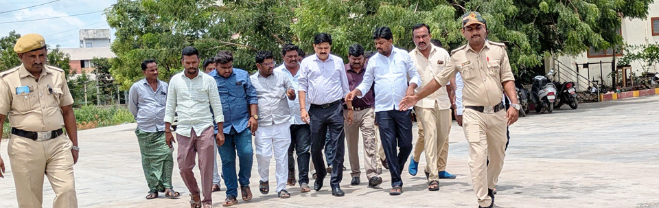 ಸಿಂಧನೂರು: ಎಐಸಿಸಿಟಿಯು ಕಾರ್ಮಿಕ ಸಂಘಟನೆಯ ಗಂಭೀರ ಆರೋಪ, ಬಸ್ ನಿಲ್ದಾಣಕ್ಕೆ ವಿಭಾಗೀಯ ನಿಯಂತ್ರಣಾಧಿಕಾರಿ ದಿಢೀರ್ ಭೇಟಿ 1 Namma Sindhanuru Click For Breaking & Local News