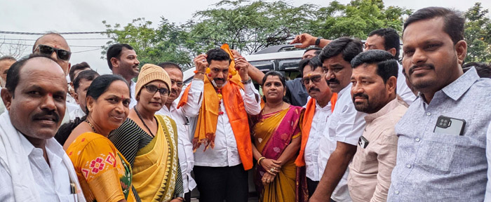ಸಿಂಧನೂರು: ಸ್ವಾತಂತ್ರ್ಯ ಸೇನಾನಿ ಕಿತ್ತೂರ ರಾಣಿ ಚನ್ನಮ್ಮ ಪುತ್ಥಳಿಗೆ ಬಿಜೆಪಿ ರಾಜ್ಯಾಧ್ಯಕ್ಷ ಬಿ.ವೈ.ವಿಜಯೇಂದ್ರರಿಂದ ಗೌರವ ಸಲ್ಲಿಕೆ 1 Namma Sindhanuru Click For Breaking & Local News