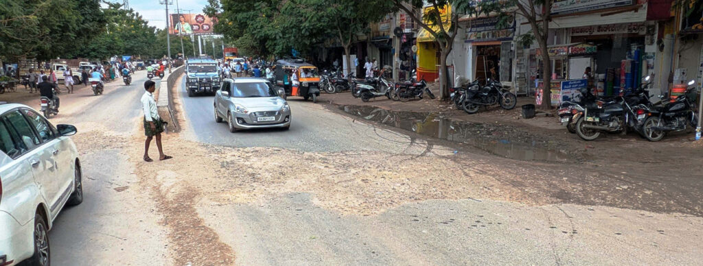 ಸಿಂಧನೂರು: ಹೆದ್ದಾರಿ ಅಗೆದ್ರೂ ಕೇಳೋರಿಲ್ಲ !, ಆಂಬುಲೆನ್ಸ್ ಸಂಚಾರಕ್ಕೆ ಸಂಕಷ್ಟ !! 2 Namma Sindhanuru Click For Breaking & Local News