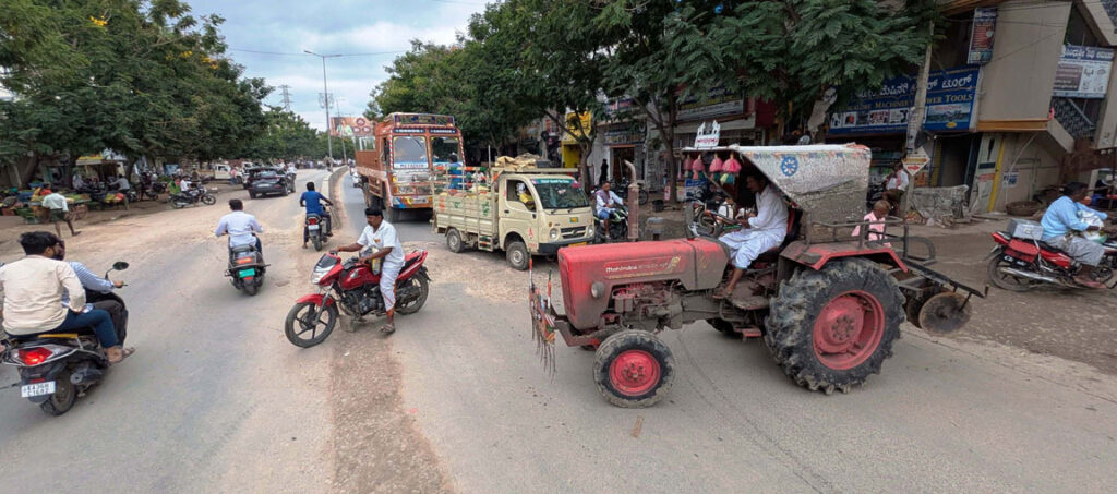 ಸಿಂಧನೂರು: ಹೆದ್ದಾರಿ ಅಗೆದ್ರೂ ಕೇಳೋರಿಲ್ಲ !, ಆಂಬುಲೆನ್ಸ್ ಸಂಚಾರಕ್ಕೆ ಸಂಕಷ್ಟ !! 1 Namma Sindhanuru Click For Breaking & Local News
