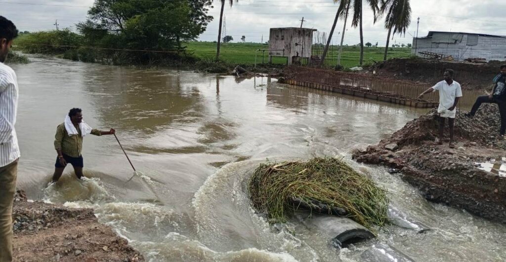 ಸಿಂಧನೂರು: 2ನೇ ಬಾರಿ ಕೊಚ್ಚಿಹೋದ ಹೆದ್ದಾರಿ ತಾತ್ಕಾಲಿಕ ಸೇತುವೆ, ಸಂಚಾರ ಅಯೋಮಯ ! 1 Namma Sindhanuru Click For Breaking & Local News