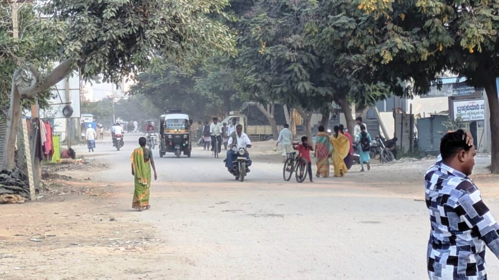 ಸಿಂಧನೂರು: ಸುಕಾಲಪೇಟೆ ರಸ್ತೆಯಲ್ಲಿ ಧೂಳೋ ಧೂಳು, ಸಾರ್ವಜನಿಕರ ಗೋಳು.. 2 Namma Sindhanuru Click For Breaking & Local News