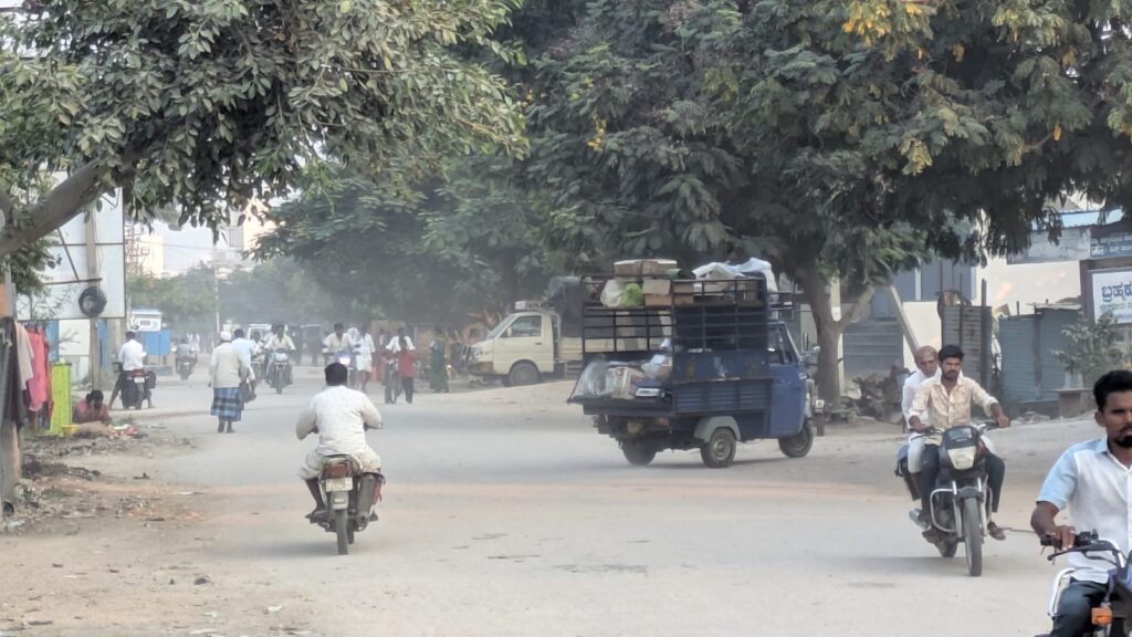 ಸಿಂಧನೂರು: ಸುಕಾಲಪೇಟೆ ರಸ್ತೆಯಲ್ಲಿ ಧೂಳೋ ಧೂಳು, ಸಾರ್ವಜನಿಕರ ಗೋಳು.. 3 Namma Sindhanuru Click For Breaking & Local News