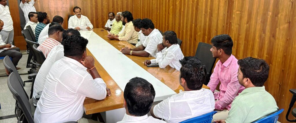 ಸಿಂಧನೂರು: ‘ಸಿಂಧನೂರು ಜಿಲ್ಲೆ’ ರಚನೆ ಹೋರಾಟ, ಎಮ್ಮೆಲ್ಸಿಯವರ ಕಚೇರಿಯಲ್ಲಿ ವಿವಿಧ ಕನ್ನಡಪರ ಸಂಘಟನೆಗಳ ಸಭೆ 1 Namma Sindhanuru Click For Breaking & Local News