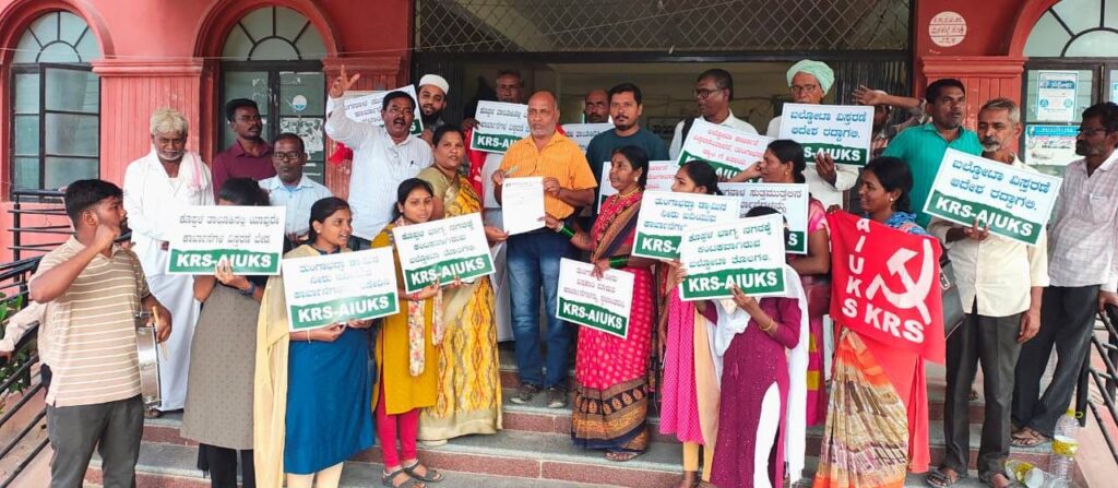 ಸಿಂಧನೂರು: ತುಂಗಭದ್ರಾ ಜಲಾಶಯ ಕಲುಷಿತಗೊಳಿಸುತ್ತಿರುವ ಕಾರ್ಖಾನೆಗಳನ್ನು ಸ್ಥಳಾಂತರಿಸಲು ಆಗ್ರಹಿಸಿ ಪ್ರತಿಭಟನೆ 1 Namma Sindhanuru Click For Breaking & Local News