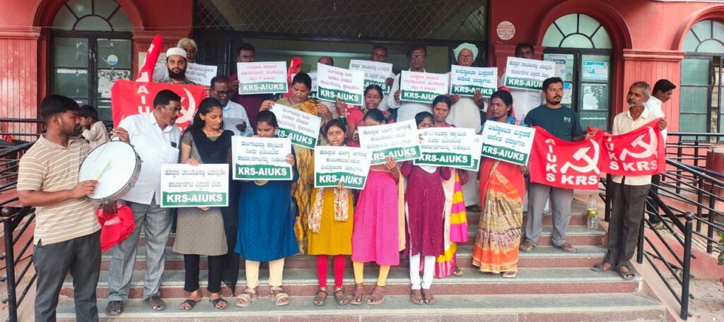 ಸಿಂಧನೂರು: ತುಂಗಭದ್ರಾ ಜಲಾಶಯ ಕಲುಷಿತಗೊಳಿಸುತ್ತಿರುವ ಕಾರ್ಖಾನೆಗಳನ್ನು ಸ್ಥಳಾಂತರಿಸಲು ಆಗ್ರಹಿಸಿ ಪ್ರತಿಭಟನೆ 2 Namma Sindhanuru Click For Breaking & Local News