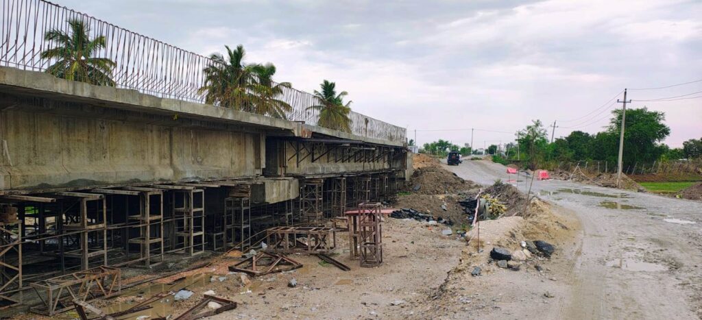 ಸಿಂಧನೂರು-ಮಸ್ಕಿ ಹೆದ್ದಾರಿ: ಸಂಪರ್ಕ ಸೇತುವೆ ನಿರ್ಮಾಣ ನಿಧಾನ, ವಾಹನ ಸಂಚಾರ ಹೈರಾಣ ! 1 Namma Sindhanuru Click For Breaking & Local News