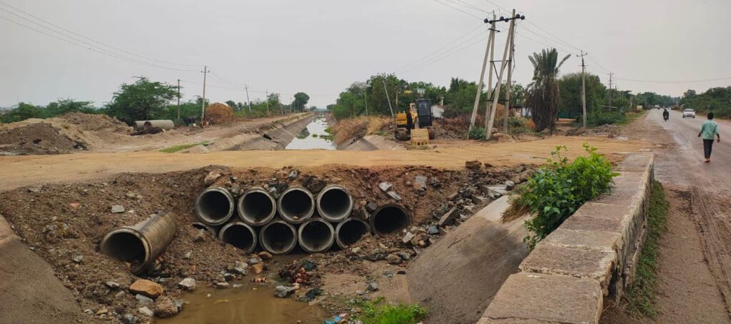 ಸಿಂಧನೂರು-ಮಸ್ಕಿ ಹೆದ್ದಾರಿ: ಸಂಪರ್ಕ ಸೇತುವೆ ನಿರ್ಮಾಣ ನಿಧಾನ, ವಾಹನ ಸಂಚಾರ ಹೈರಾಣ ! 2 Namma Sindhanuru Click For Breaking & Local News