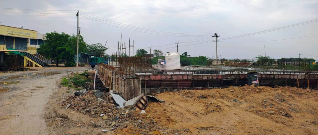 ಸಿಂಧನೂರು-ಮಸ್ಕಿ ಹೆದ್ದಾರಿ: ಸಂಪರ್ಕ ಸೇತುವೆ ನಿರ್ಮಾಣ ನಿಧಾನ, ವಾಹನ ಸಂಚಾರ ಹೈರಾಣ ! 3 Namma Sindhanuru Click For Breaking & Local News