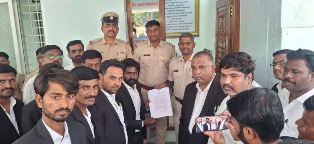 ಸಿಂಧನೂರು: ತುರ್ವಿಹಾಳ ಠಾಣೆ ಪಿಎಸ್ಐ ಅವರ ವಿರುದ್ಧ ಕ್ರಮಕ್ಕೆ ಆಗ್ರಹಿಸಿ, ವಕೀಲರಿಂದ ಡಿವೈಎಸ್ಪಿಗೆ ದೂರು ಸಲ್ಲಿಕೆ 1 Namma Sindhanuru Click For Breaking & Local News