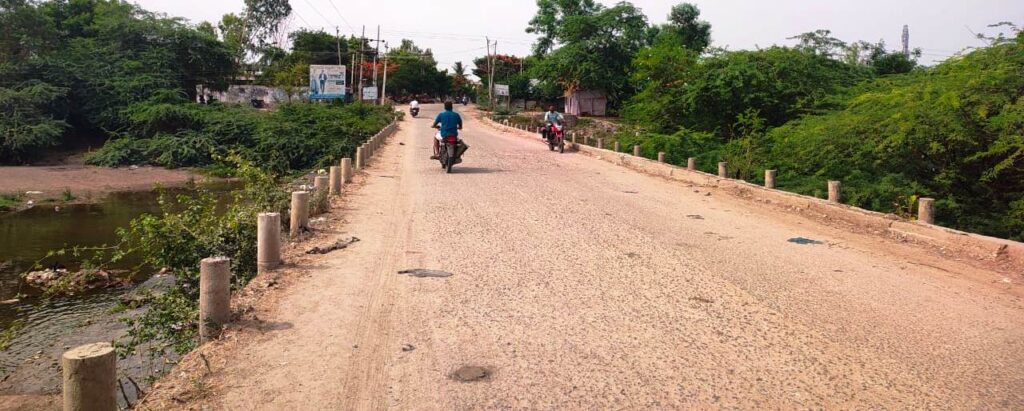 ಸಿಂಧನೂರು: ಬಪ್ಪೂರು ಮಾರ್ಗದ ಹಳ್ಳದ ಬ್ರಿಡ್ಜ್ ಶಿಥಿಲ, ಅಪಾಯ ಭೀತಿ 1 Namma Sindhanuru Click For Breaking & Local News