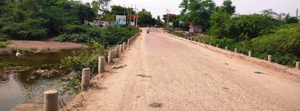 ಸಿಂಧನೂರು: ಬಪ್ಪೂರು ಮಾರ್ಗದ ಹಳ್ಳದ ಬ್ರಿಡ್ಜ್ ಶಿಥಿಲ, ಅಪಾಯ ಭೀತಿ 2 Namma Sindhanuru Click For Breaking & Local News