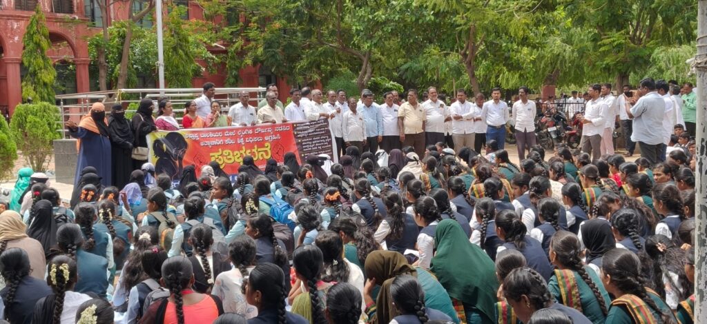 ಸಿಂಧನೂರು: ವಿದ್ಯಾರ್ಥಿನಿಯರ ಮೇಲೆ ಹೆಚ್ಚುತ್ತಿರುವ ದೌರ್ಜನ್ಯ, ಕಿರುಕುಳ: ಕಾಯ್ದೆ/ಕಾನೂನು ಅನುಷ್ಠಾನದಲ್ಲಿ ಲೋಪ ? : ಆರೋಪ 1 Namma Sindhanuru Click For Breaking & Local News